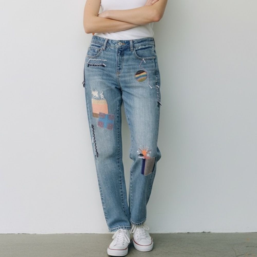 NEW Anthropologie Pilcro Distressed Embroidered Patches Blue Wash Jeans Size 28